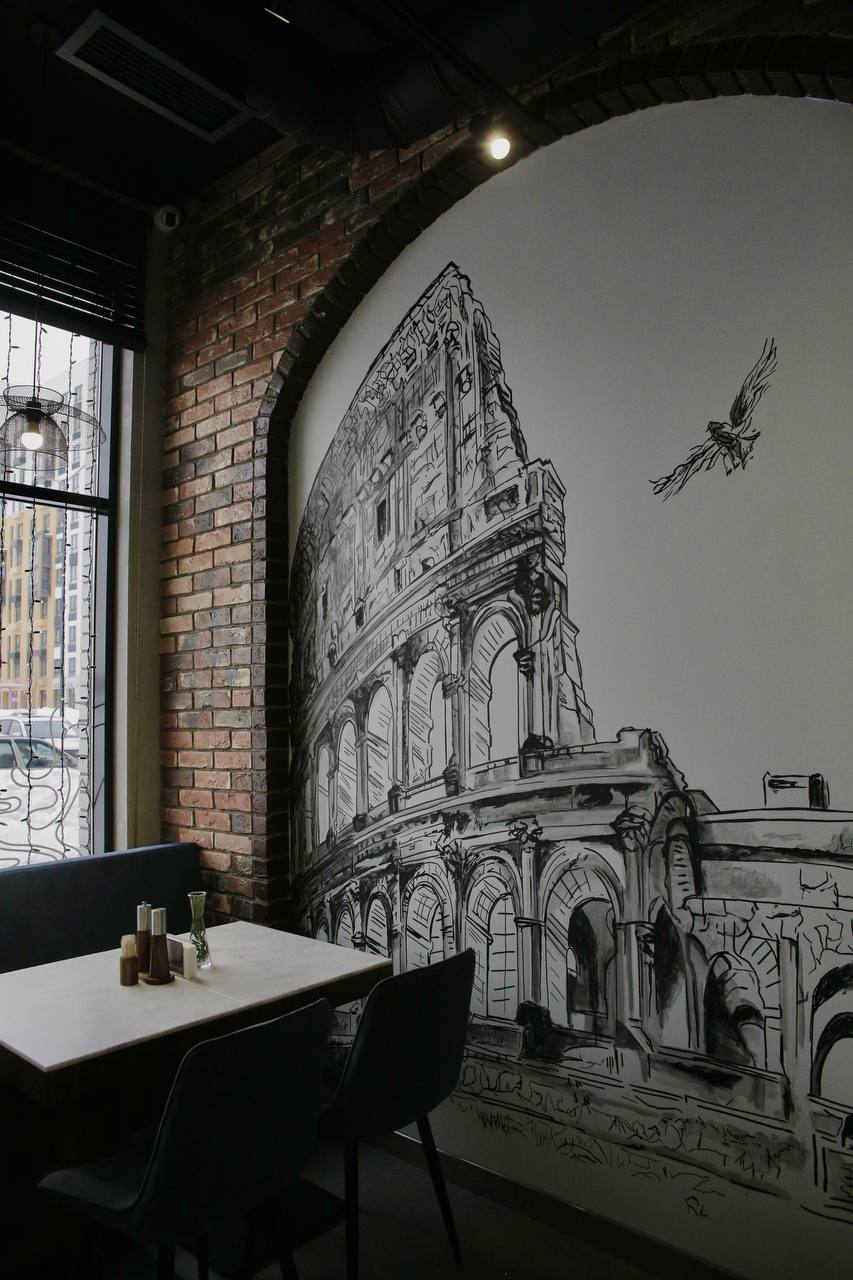 Колизей с летящей птицей